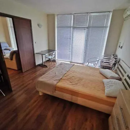 In Semiramida Gardens Sunny Lägenhetshotell Slăntjev Brjag